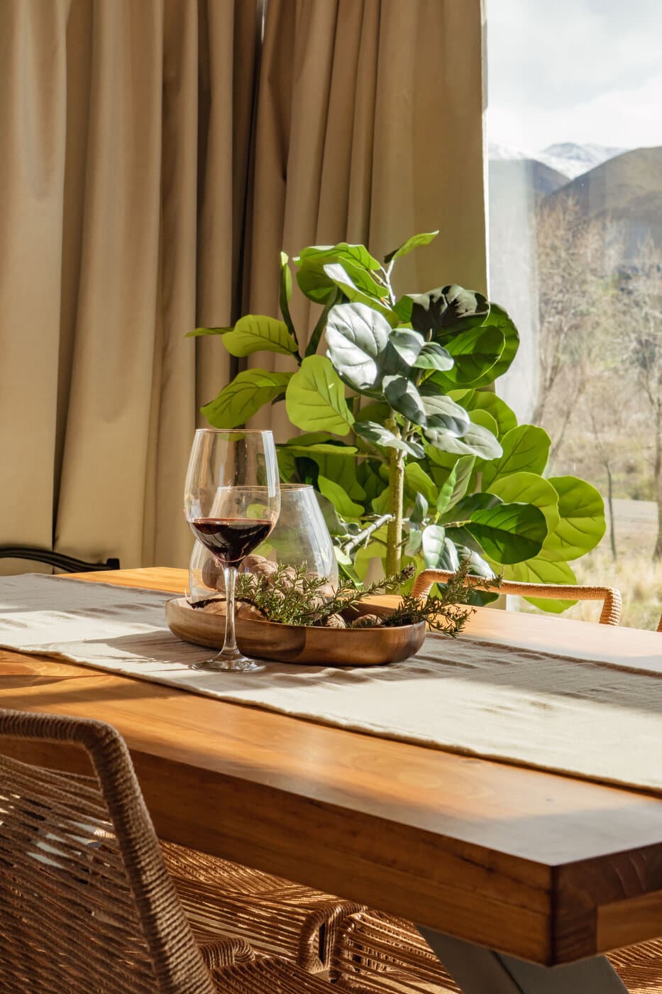 Copa de vino junto al ventanal con vista a la montaña