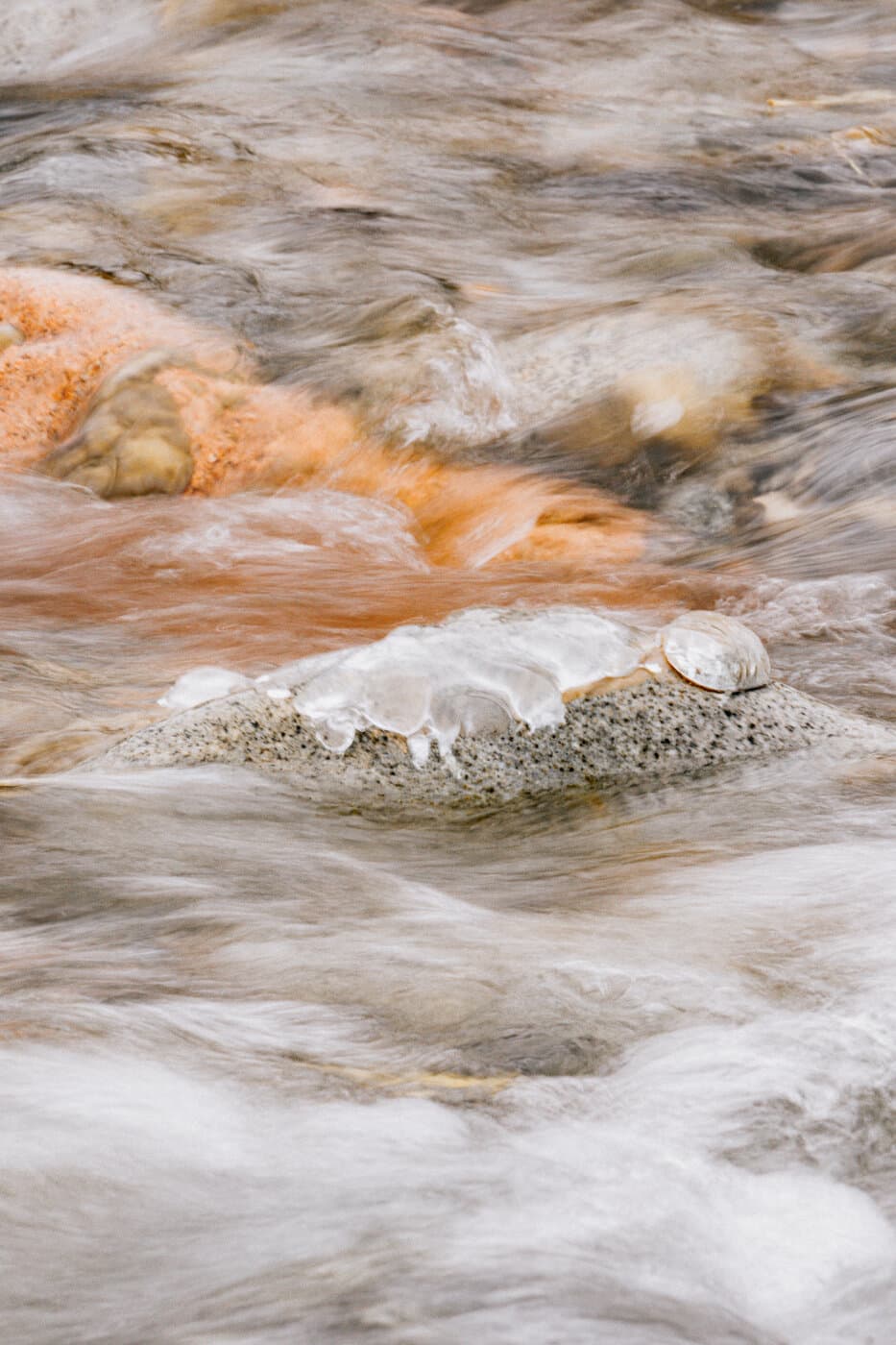 Agua corriendo entre las piedras