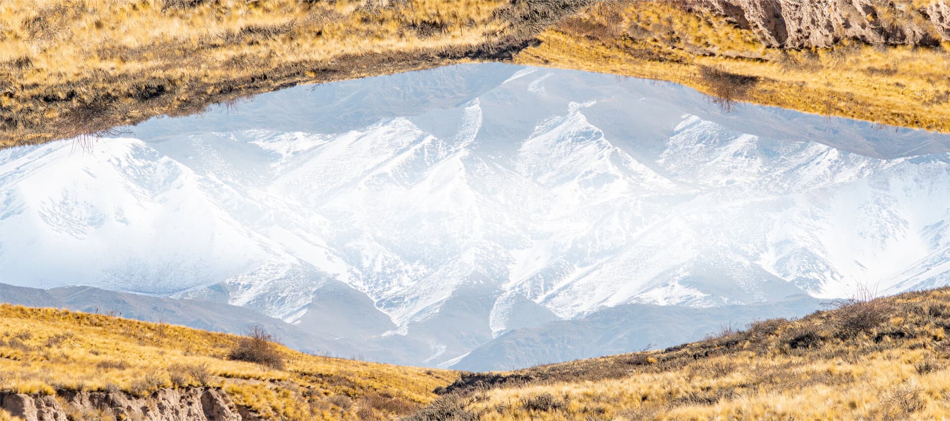Cordillera nevada reflejada en el agua