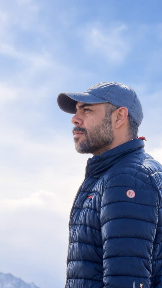 Emanuel Suárez de perfil contra el cielo