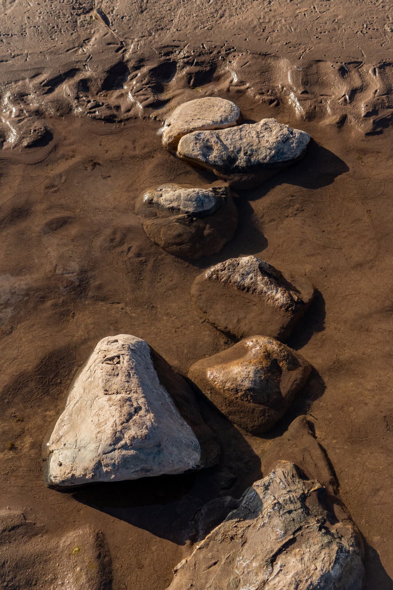 Piedras sobre el lecho del río