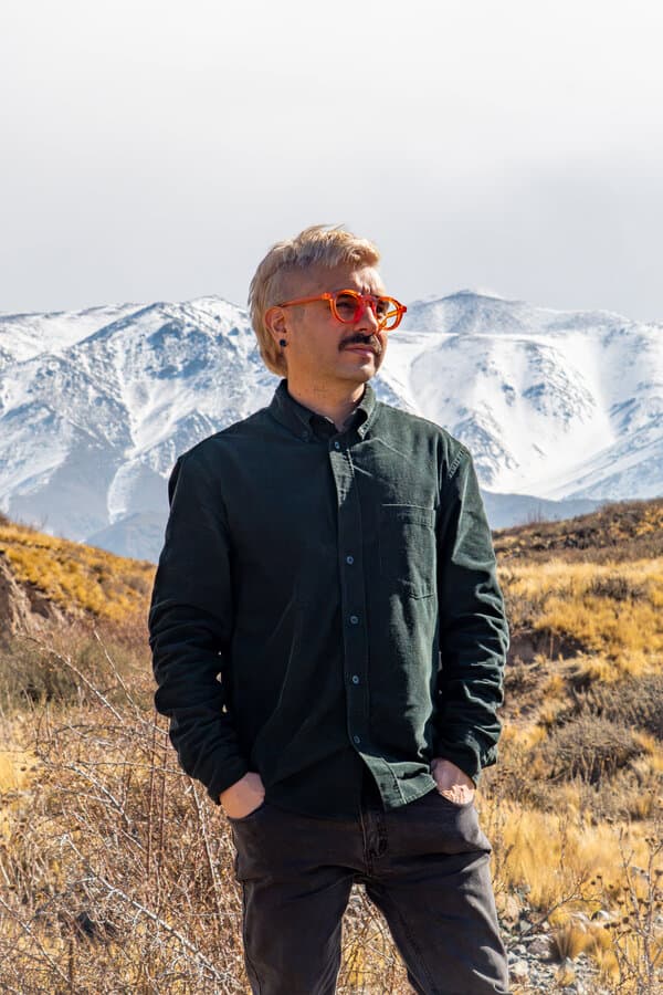 Jonatan Quiroga frente a la cordillera nevada