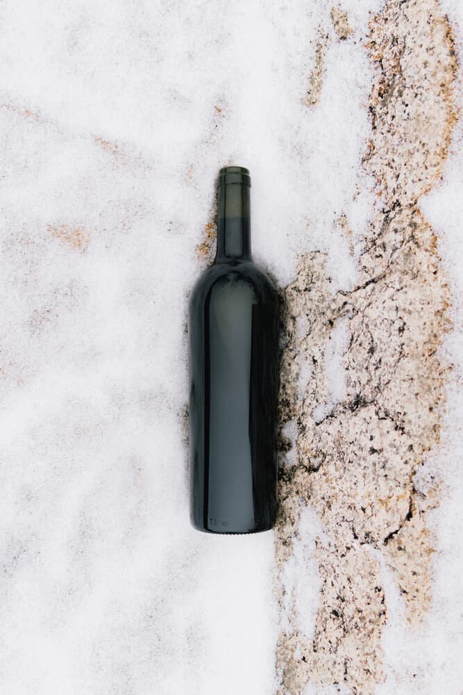 Botella apoyada sobre la piedra